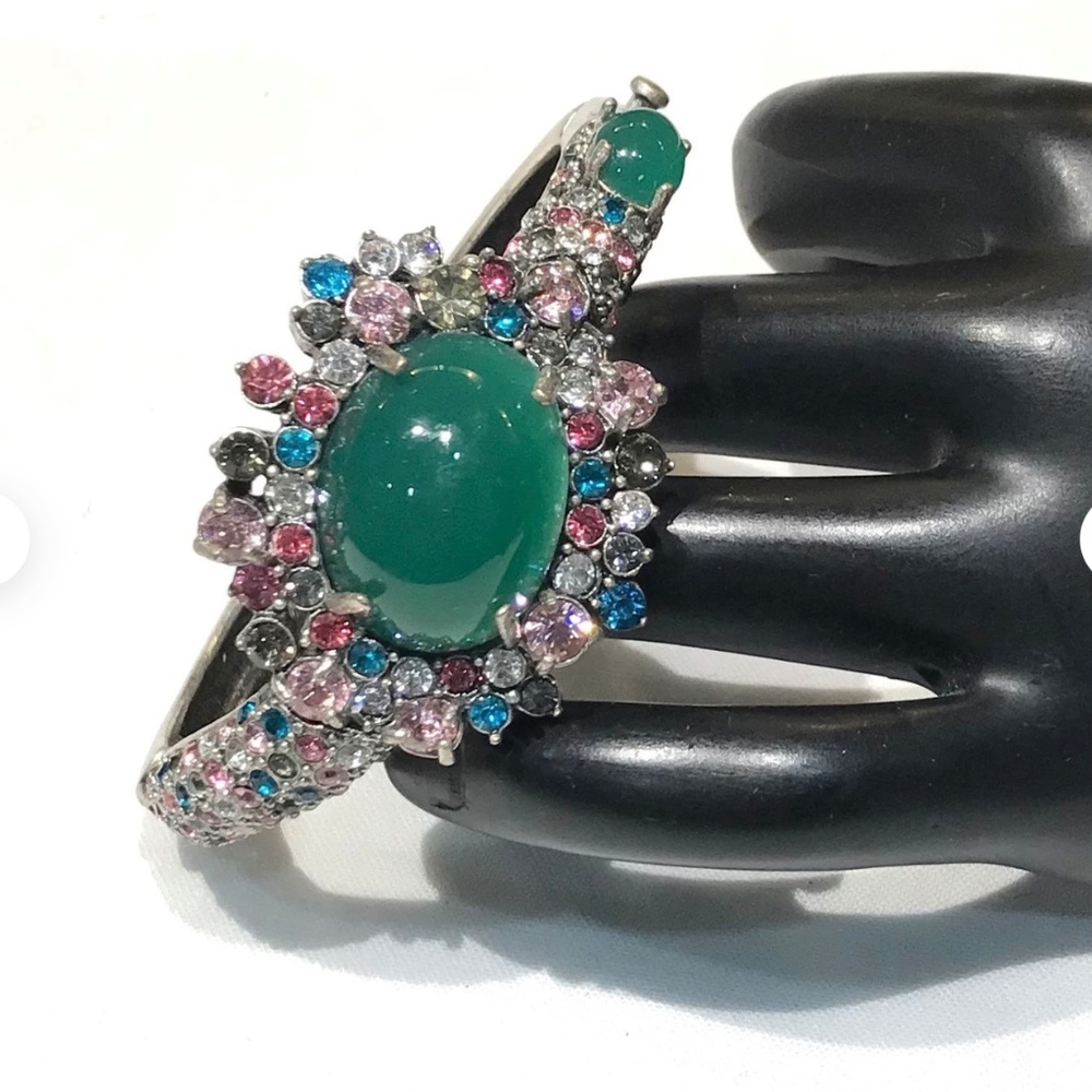 Elegant Vintage Hinged Bangle with Ponged Green Glass Cabochon and Multi-Colored